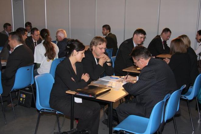 Przedsiębiorcy rozmawiający o przyszłych umowach na Wrocławskich Spotkaniach Biznesu w roku 2008.